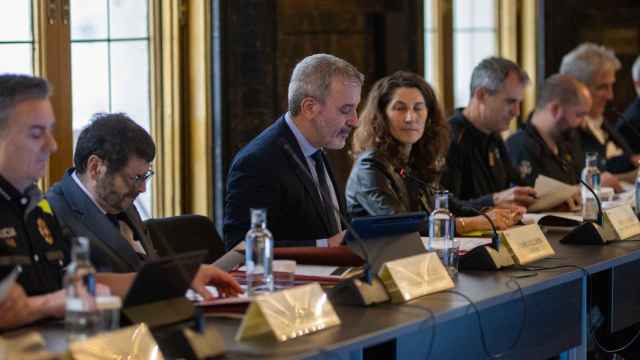 El teniente de alcalde de Prevención y Seguridad del Ayuntamiento de Barcelona, Albert Batlle (2i) y el alcalde de Barcelona, Jaume Collboni (3i), durante la reunión extraordinaria de la Junta Local de Seguridad de Barcelona