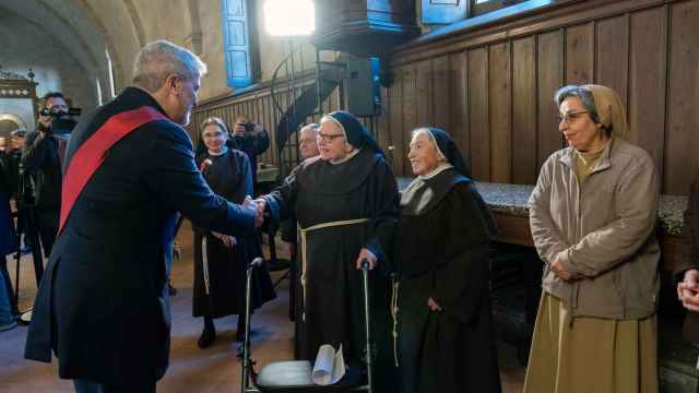 La abadesa saludando al alcalde Collboni el pasado 12 de febrero, por Santa Eulàlia