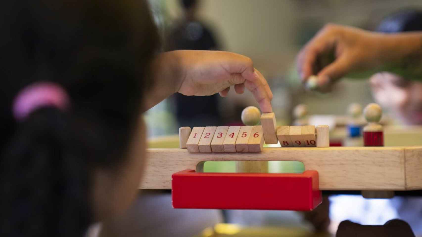 Una niña jugando