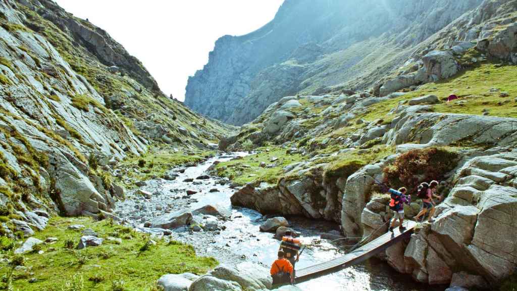 Excursionistas de camino a Coma de Vaca