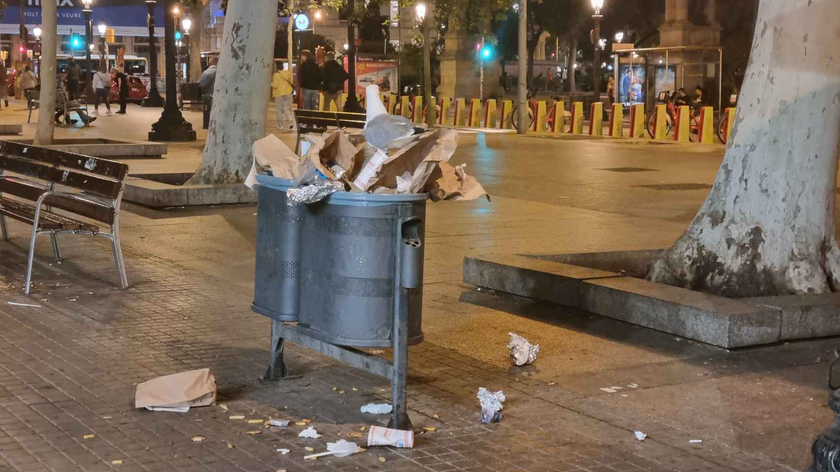 Imagen de una papelera de la plaza de Catalunya