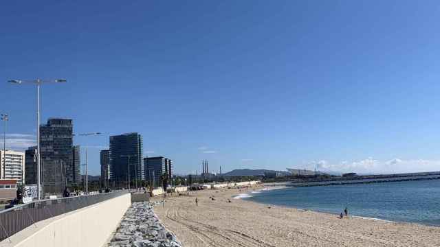 La playa de la Nova Mar Bella de Barcelona después de las obras de emergencia