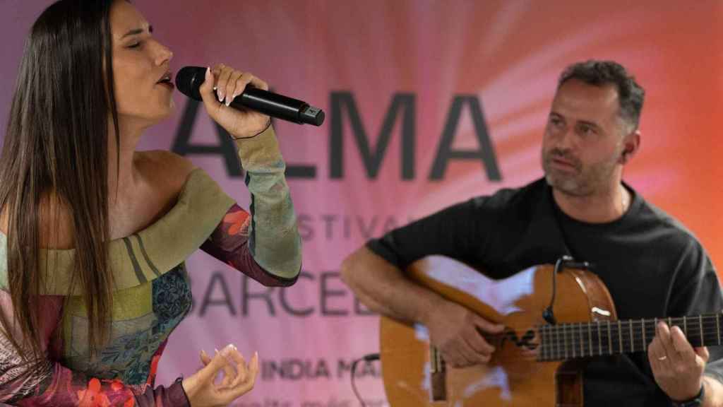 India Martínez actúa por sorpresa en el metro de Barcelona