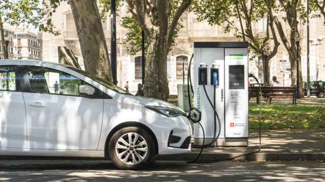 Vehículo eléctrico en un punto de recarga en Barcelona