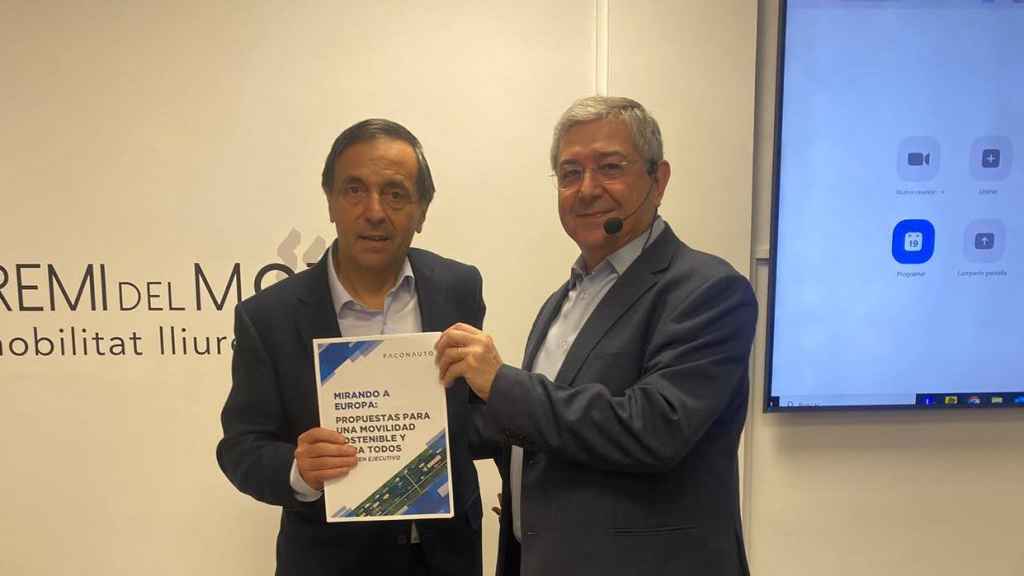 Joan Blancafort, secretario general del Gremi del Motor; y Ángel López, coordinador general de Movilidad del Ayuntamiento de Barcelona
