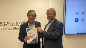 Joan Blancafort, secretario general del Gremi del Motor; y Ángel López, coordinador general de Movilidad del Ayuntamiento de Barcelona