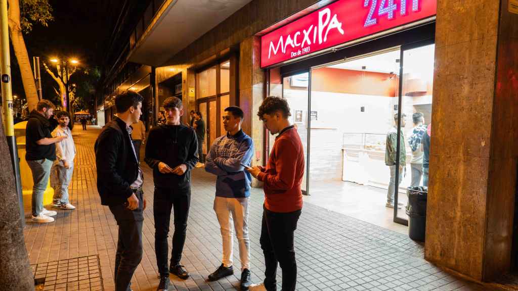 Jóvenes a las puertas del Macxipa 24H de la calle Tuset de Barcelona