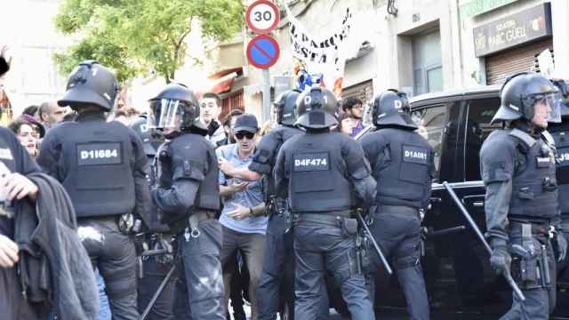 Manifestación contra el desfile de Louis Vuitton en Barcelona