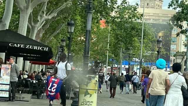 Manteros en la plaza de Catalunya
