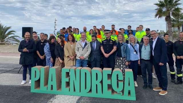 El alcalde Jaume Collboni y los tenientes Laia Bonet y Albert Batlle junto con los trabajadores públicos en la presentación del Pla Endreça Estiu