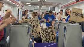 Diversos manifestantes dirigiéndose a la estación de Sants este sábado