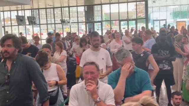 Pasajeros de un tren de ouigo se quedan tirados en la estación de Sants