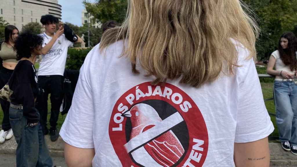 Joven con una camiseta 'anti-pajarista' en una manifestación en Barcelona
