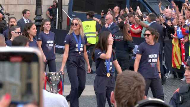 Llegada de las jugadoras del Barça a la plaza de Sant Jaume