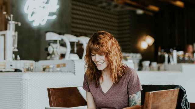 Uma mujer realiza una compra online