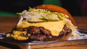 ‘Smash burgers’ clásica del restaurante RUAR de Barcelona