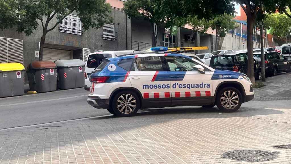 Un coche de Mossos d'Esquadra en la calle Granada de Badalona