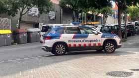 Un coche de Mossos d'Esquadra en la calle Granada de Badalona