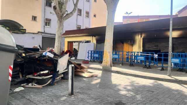 Exterior de los locales incendiados en Marquès de Mont-Roig