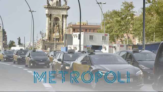 Cientos de taxis cortan la Gran Via de Barcelona