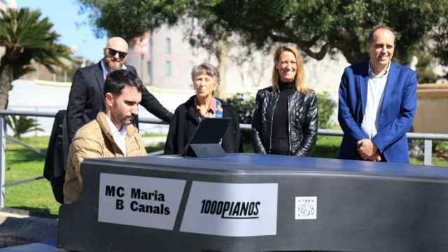 Un hombre tocando el piano en la plaza de Catalunya