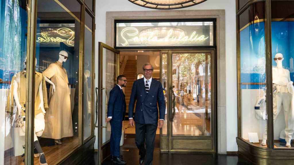 Lluis Sans saliendo de su tienda Santa Eulàlia, en el paseo de Gràcia