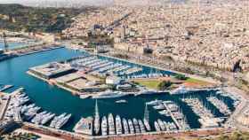 Veleros amarrados en el puerto de Barcelona