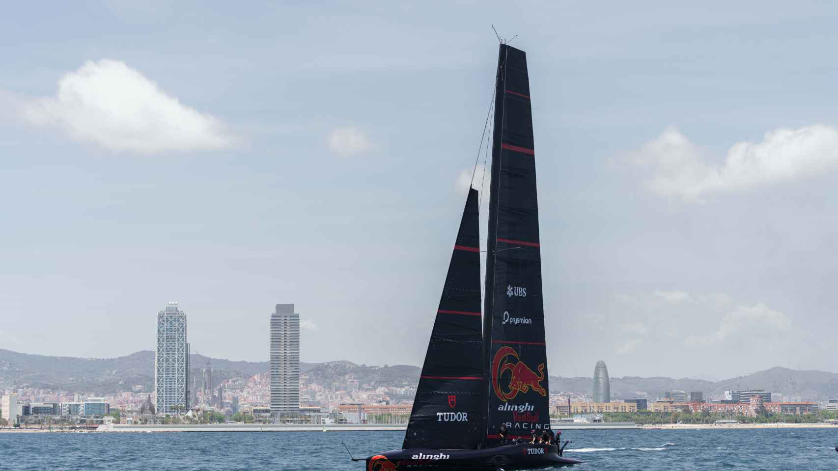 El Alinghi Red Bull Racing de la Copa América entrena en Barcelona