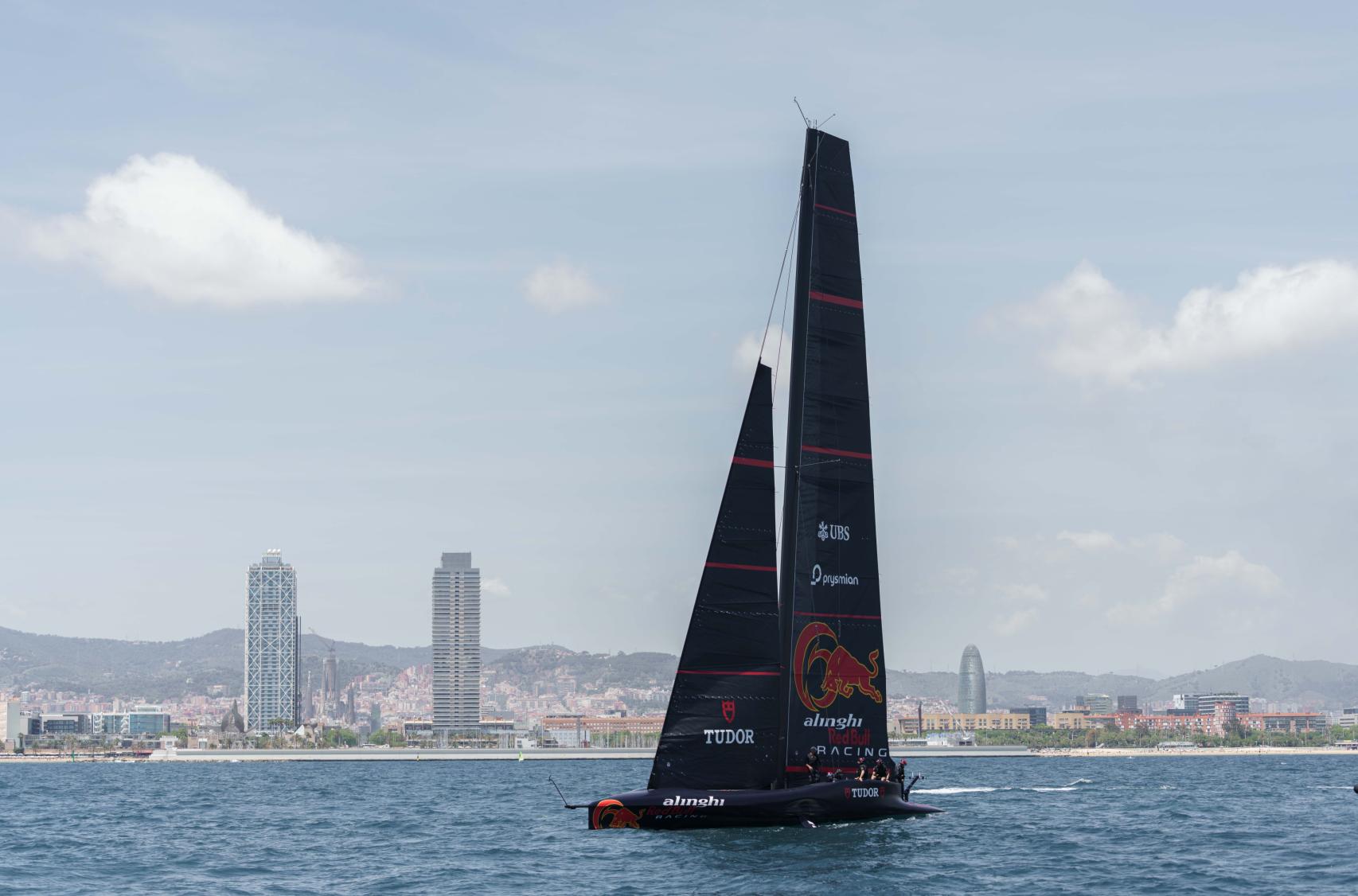 El Alinghi Red Bull Racing de la Copa América entrena en Barcelona