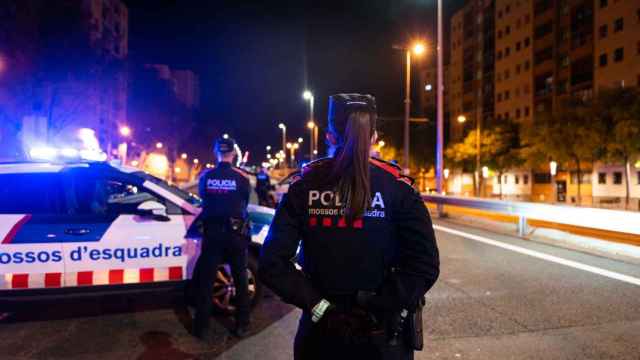 Una agente de los Mossos d'Esquadra en el barrio de Sant Roc de Badalona