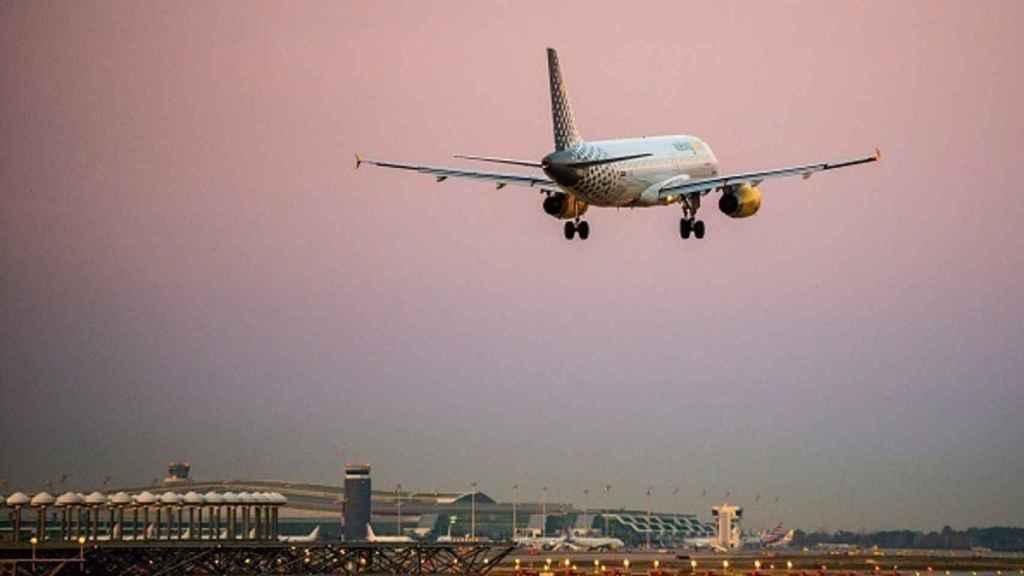 Imagen archivo de un avión que despega del Aeropuerto de Barcelona