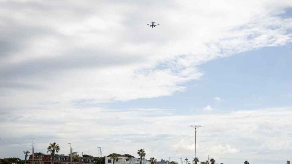 Imagen un avión sobrevolando Castelldefels