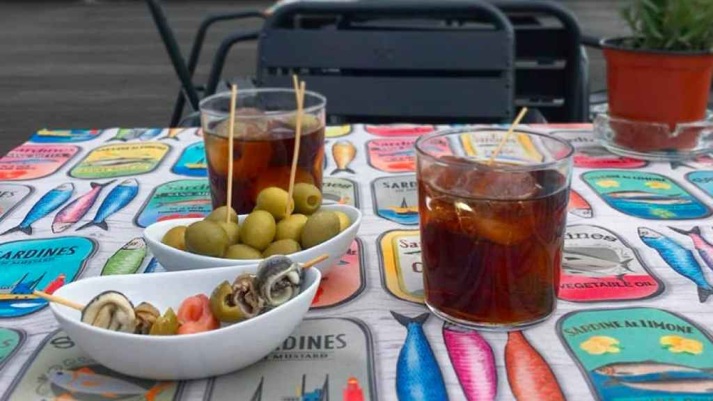 Un vermut y unos aperitivos en la terraza de Guingueta Proa a la Mar