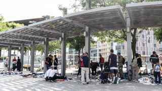 Preocupación por la aparición de un 'mercadillo de la miseria' en la plaza de les Glòries de Barcelona