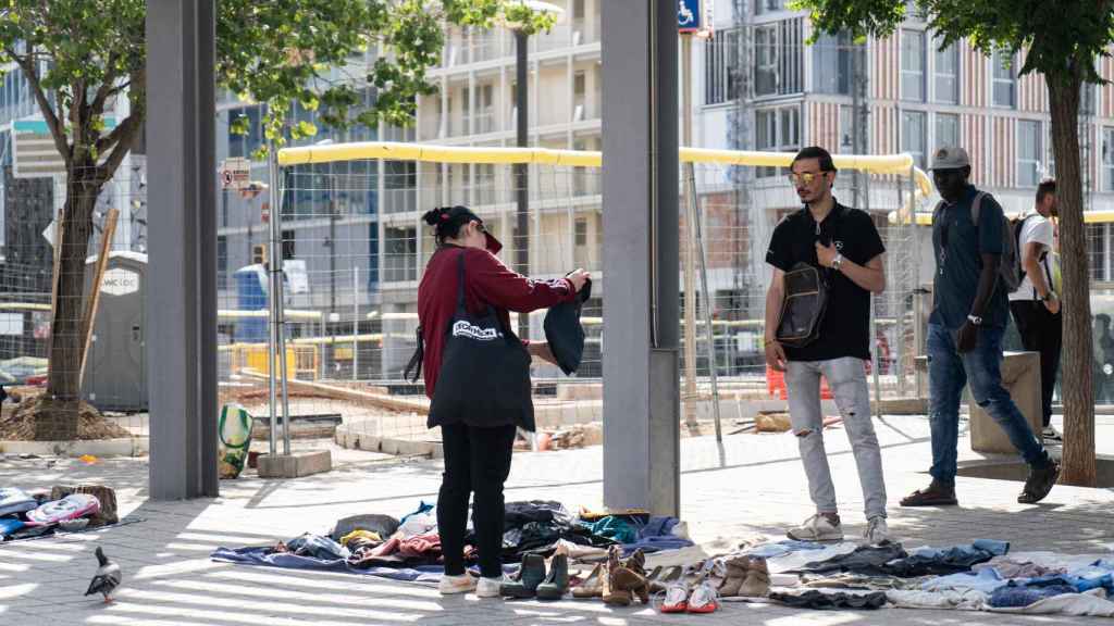 Vendedores sin licencia en la plaza de Les Glories