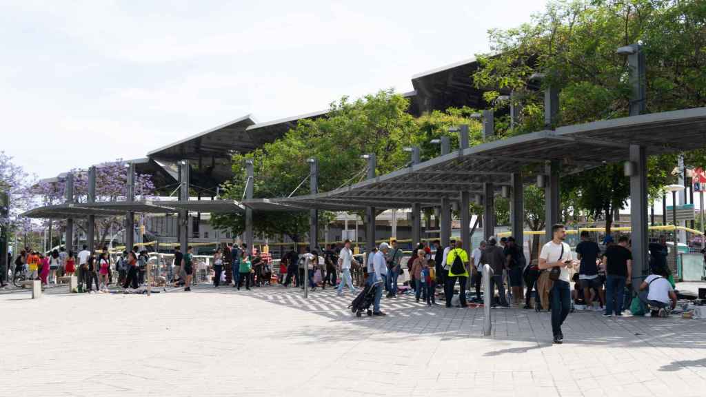 Vendedores sin licencia en la plaza de Les Glòries