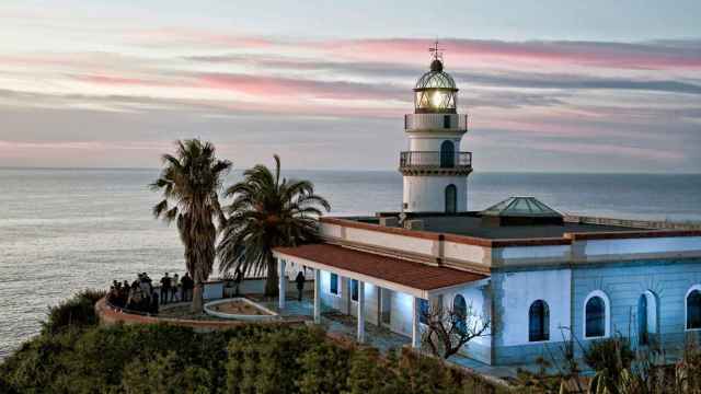 El Far de Calella, muy cerca de la playa del Garbí