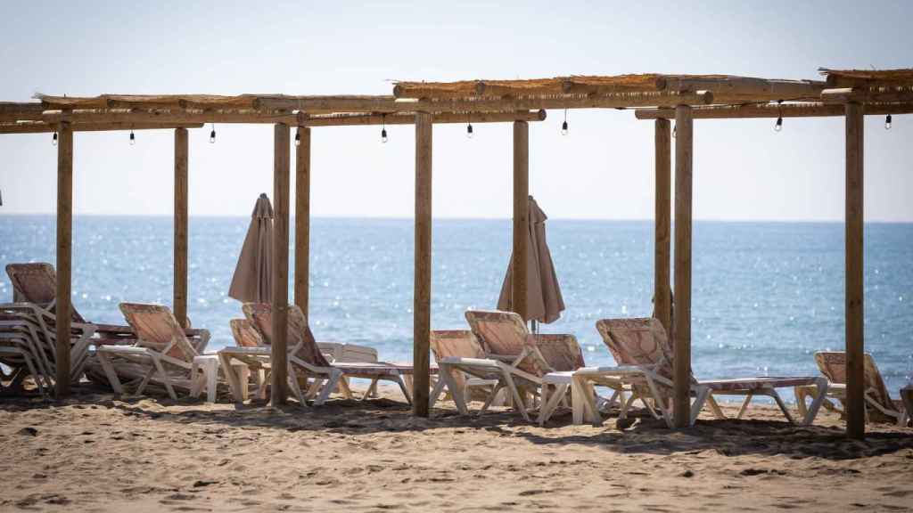 Zona para tumbonas de la playa de Lluminetes de Castelldefels