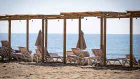 Zona para tumbonas de la playa de Castelldefels