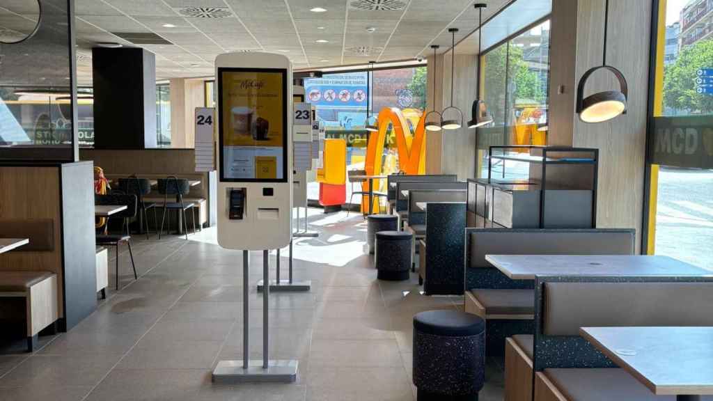 Interior del nuevo McDonald's en Santa Coloma