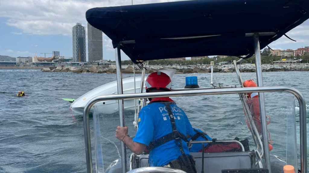 Actuación de la Guardia Urbana en la playa del Bogatell