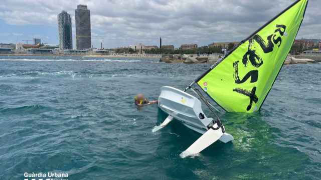 Actuación de la Guardia Urbana en la playa del Bogatell