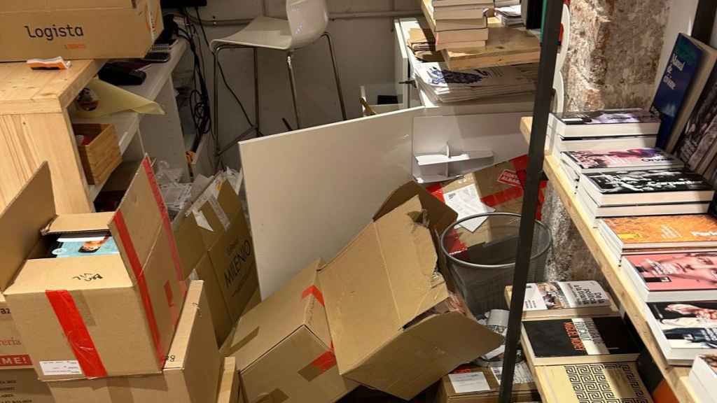 La librería completamente destrozada