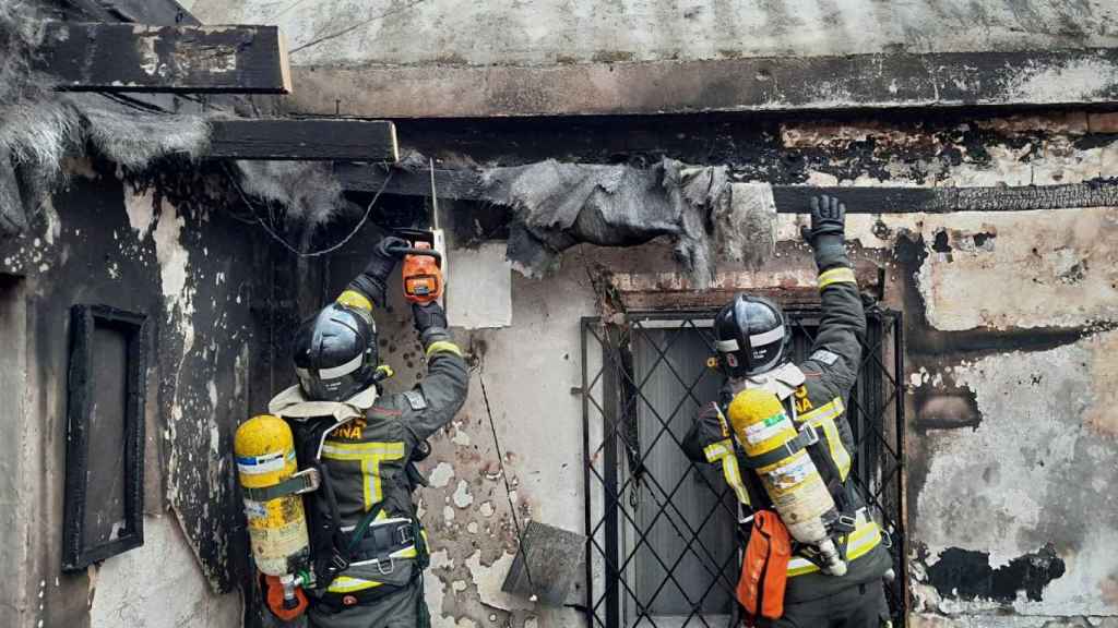 Actuación de los bomberos en un incendio del Clot