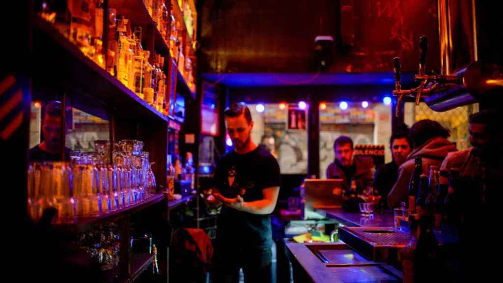 Uno de los camareros de Bar Manchester sirve una copa