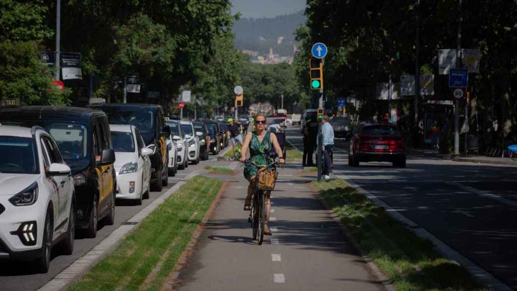 Una mujer conduce una bicicleta de TMB
