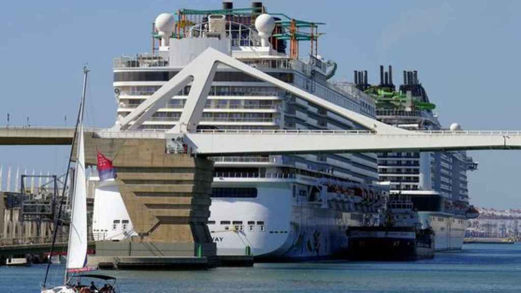 Un crucero atracado en el Port de Barcelona en el mes de julio