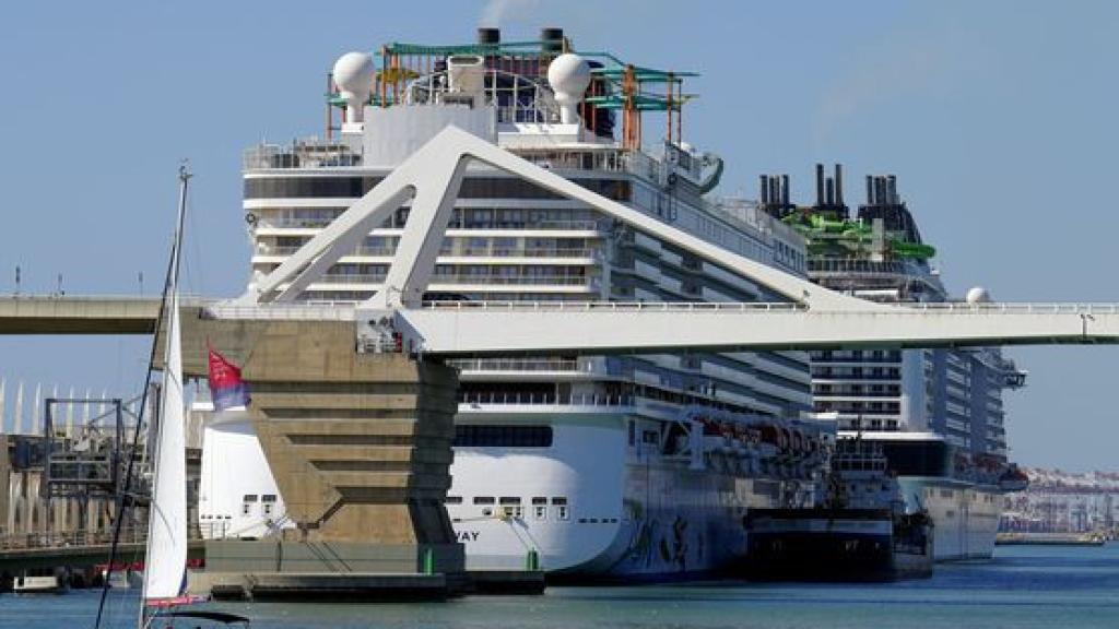 Un crucero atracado en el Port de Barcelona en el mes de julio