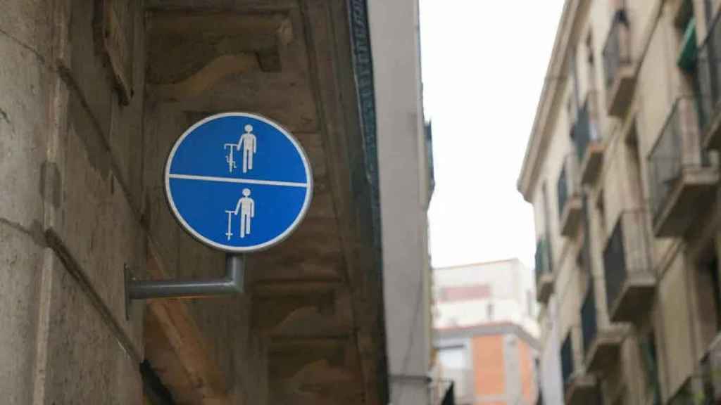 Señalización que obliga a los usuarios de bicicletas a bajer de sus vehículos