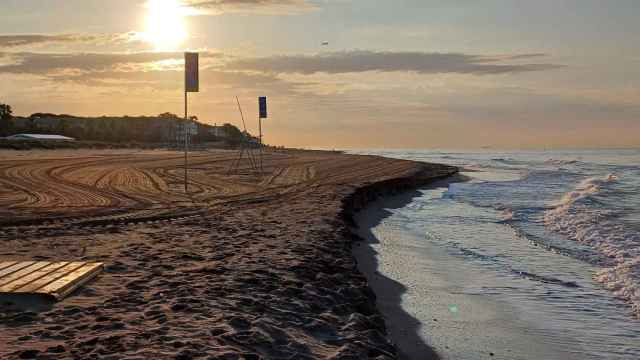 La playa de Gavà con efectos visibles de la regresión del mar